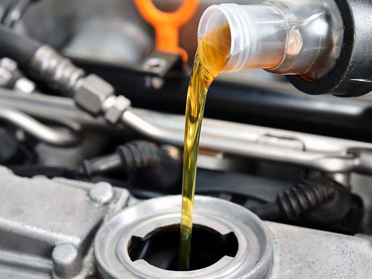 Можно ли доливать масло в горячий двигатель?